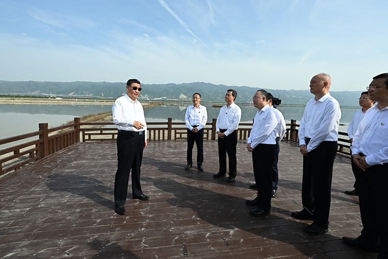 5月16日下昼，，中共中央总书记、国家主席、中央军委主席习近平在前往陕西西安主持中国－中亚峰会途中，，在山西运城盐湖考察！！